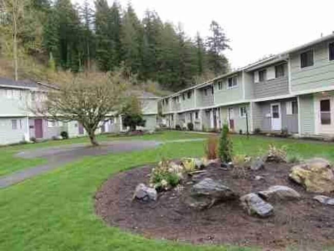 Building Photo - Two Story 2 Bedroom Condo