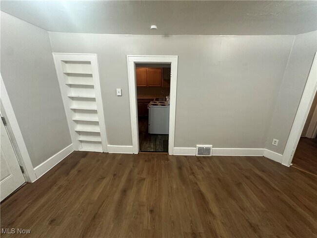 Building Photo - 523 Gage St