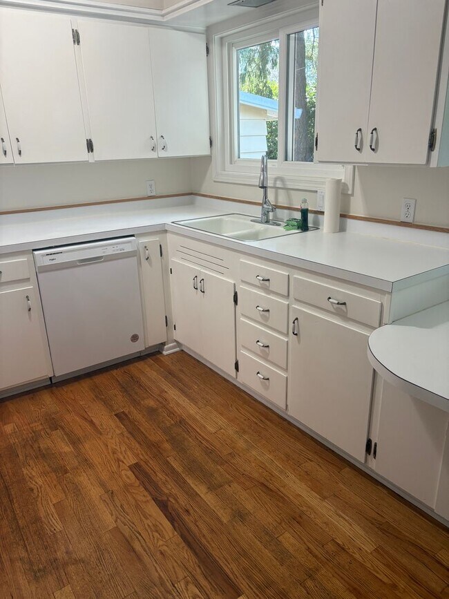 Building Photo - 3 bedrooms, 2 Baths Ranch Home with Large, Fenced Yard in the River Crest Neighborhood!