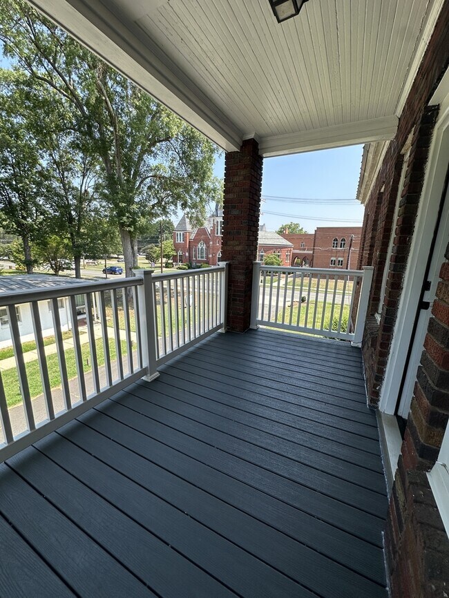 Building Photo - MOVE IN READY! Great Studio Apartment in Downtown Mooresville!