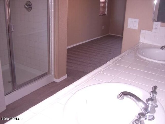 Building Photo - Gorgeous Large 4 Bed 2.5 Bath Home with lo...