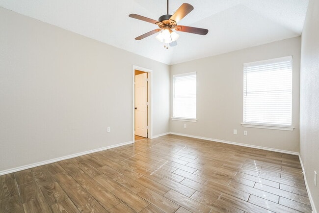 Building Photo - 512 Arbor Ln