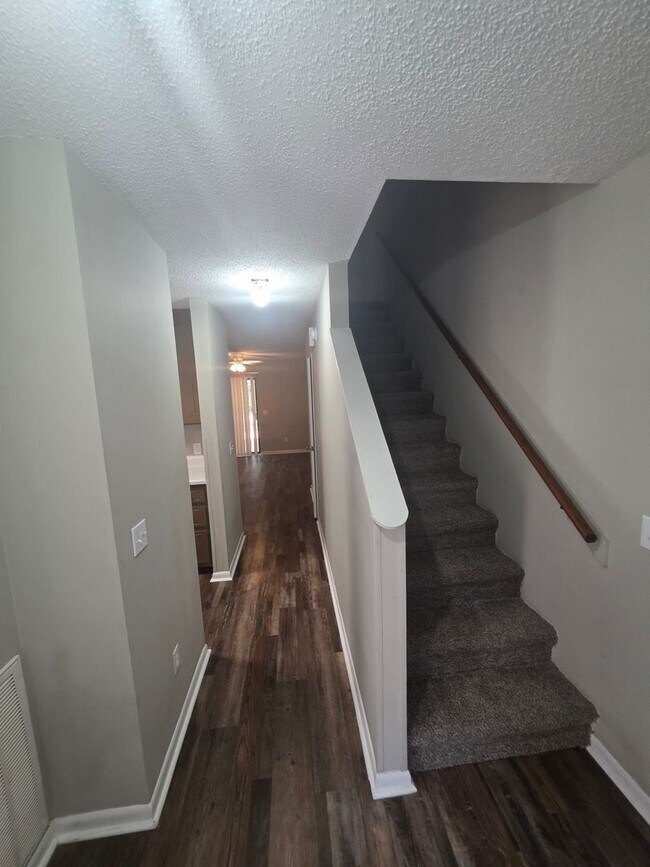 Building Photo - 210 Candlebrook Dr