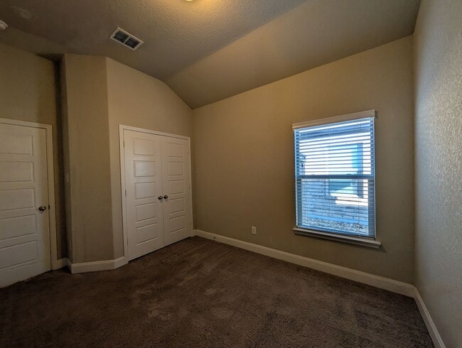 Building Photo - Less than 1 Mile to Gruene / Fridge Included/ Gas Cooking / Covered Patio / CISD