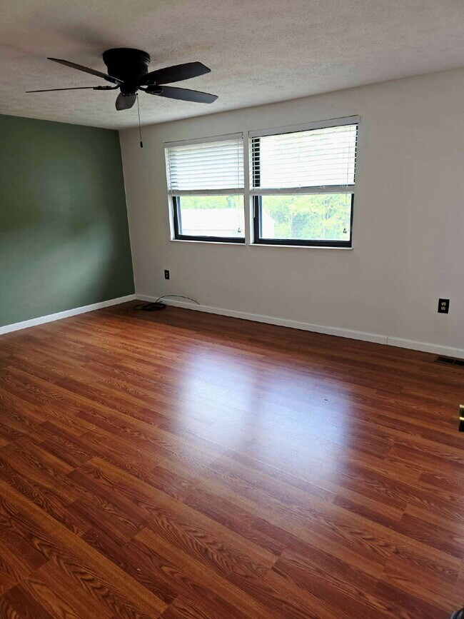 Building Photo - Beautiful Three Bedroom Townhome in Hunting Ridge Community