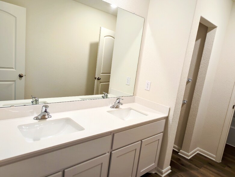 Building Photo - 4701 Hoover Ct
