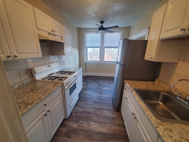 Building Photo - 415 County St