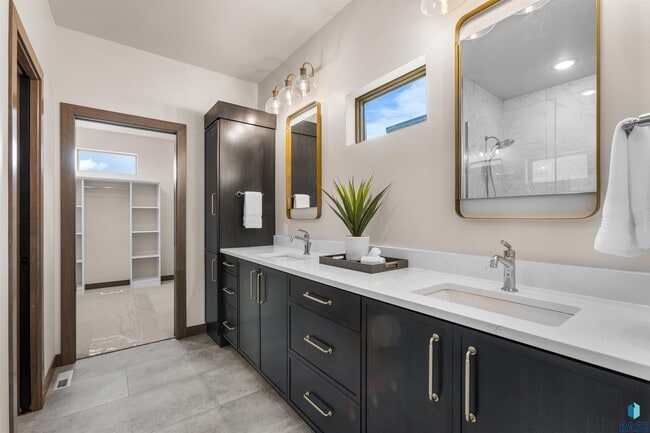 Building Photo - 2807 S Terry Ave