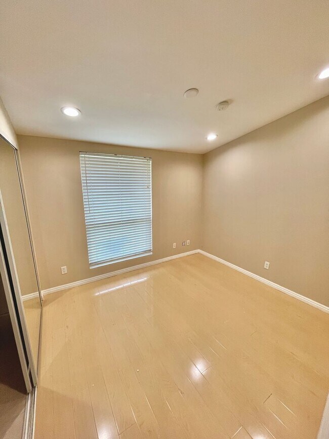 Building Photo - Beautiful house, 2bd+den/1.5ba HOME on the hillside of Granada Hills.