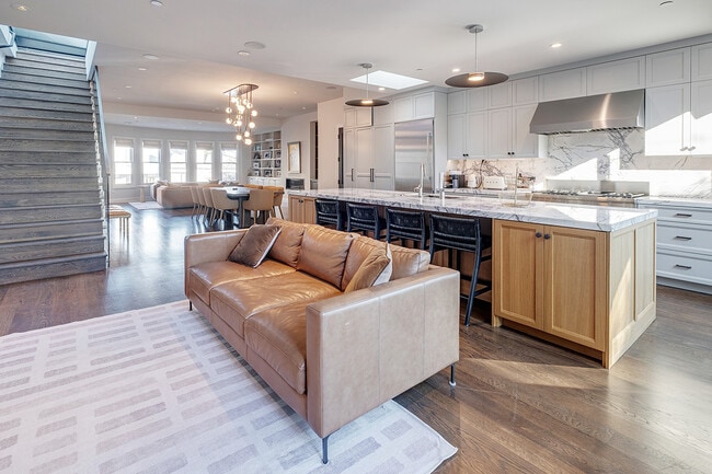 Building Photo - 463 Duncan St