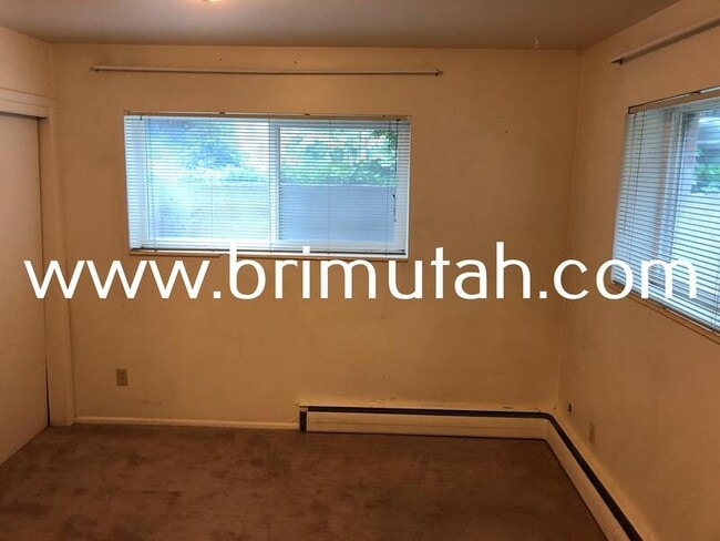 Building Photo - 243 600 E