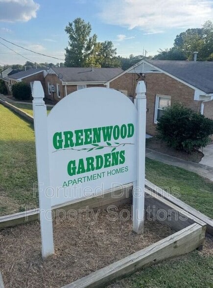 Building Photo - 904 Lowdermilk St