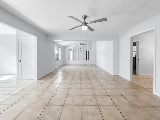 Building Photo - Deposit-Free Living! Stunning Sarasota Home with Pool – Minutes from Siesta Key Beach!