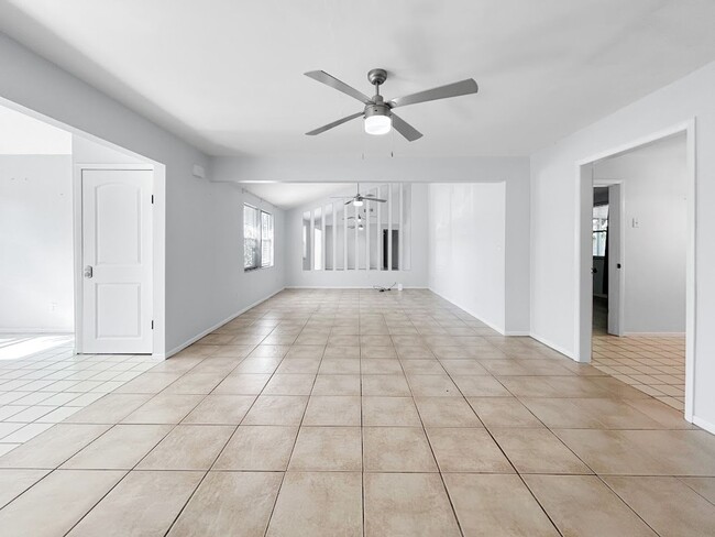 Building Photo - Stunning Sarasota Home with Pool – Minutes...