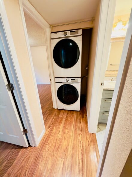 Building Photo - 4717 W Lake Sammamish Pky SE