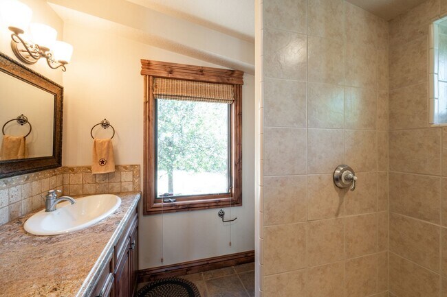 Building Photo - Private Hillside Ranch Home Available Wint...