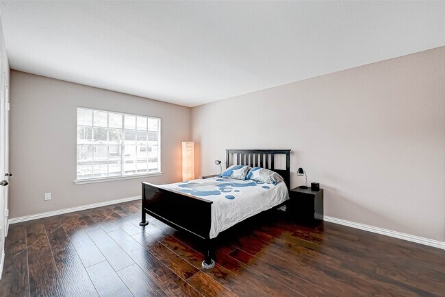 Building Photo - 2232 S Piney Point Rd