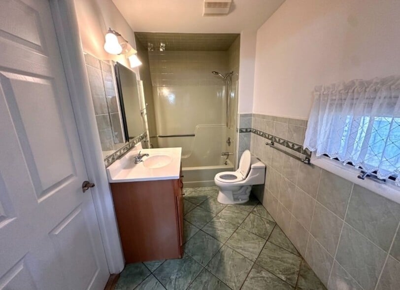 Building Photo - 228 S 16th Ave