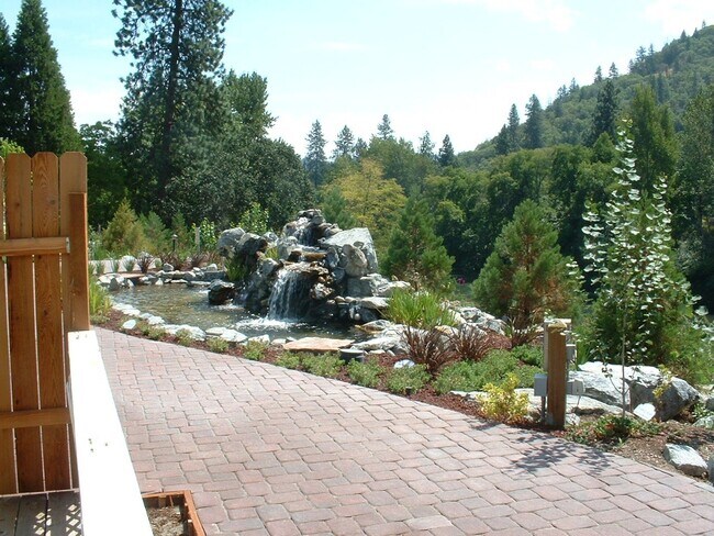Building Photo - Charming 4 bedrooms, 2 bath on the RIVER w...