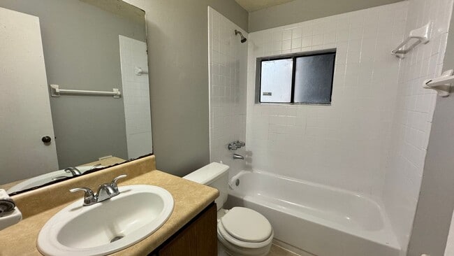 Building Photo - 2 Bed/ 1 Bath Available Now on the Westside!