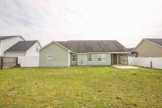 Building Photo - Charming 3 Bed, 2 Bath Rental Home in Raeford, NC - Don't Miss Out!