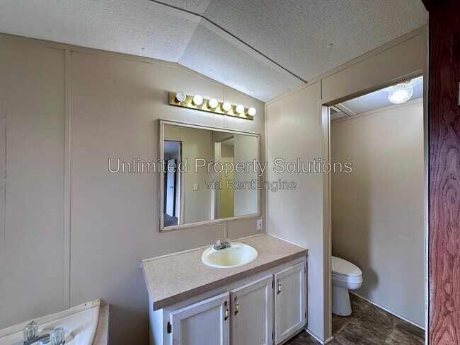 Building Photo - 9499 Wendi Dr NE