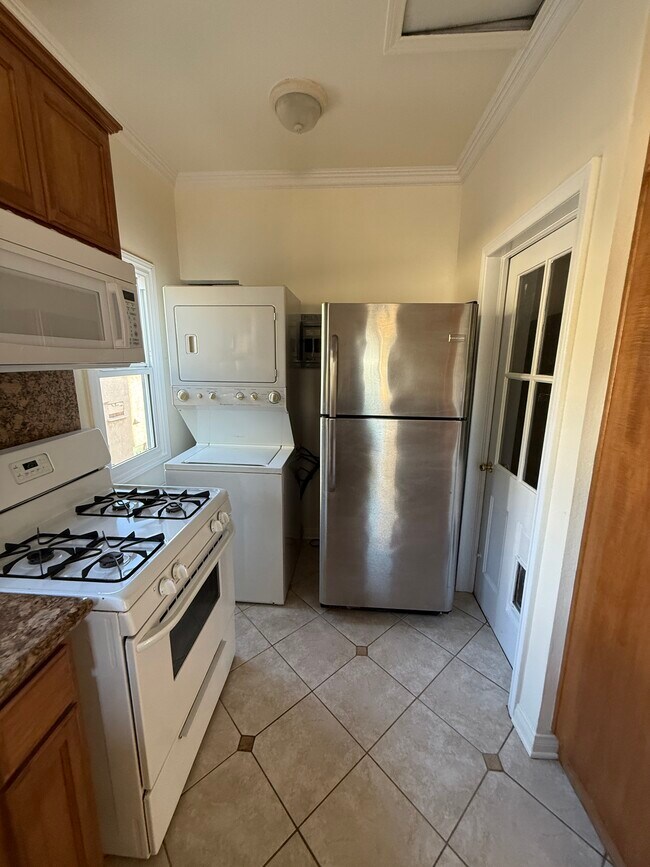 Building Photo - 5906 San Vicente Blvd