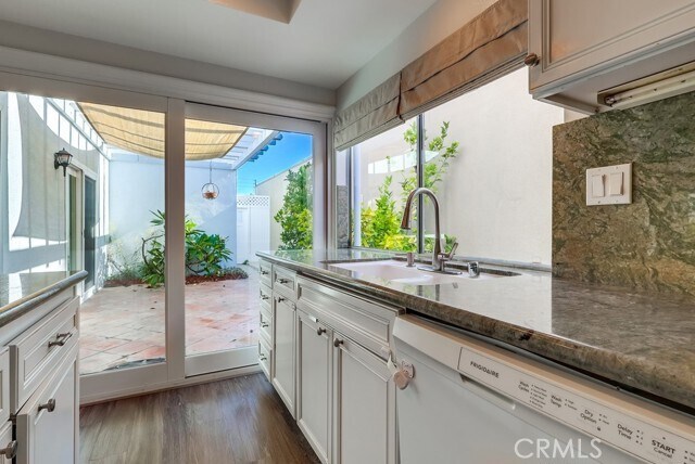 Building Photo - 7030 Seawind Dr