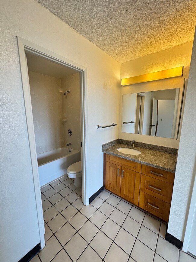 Building Photo - Kukui Plaza - Diamond Head Tower - 1 bedro...