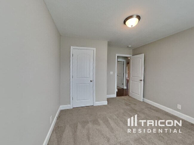 Building Photo - 616 Hollow Crst