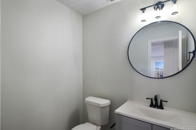 Building Photo - Beautiful, fully remodeled 3 bedroom, 2.5 ...