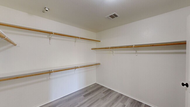 Building Photo - $1,950 + 2 WEEKS FREE RENT!!! HUGE CORNER ...
