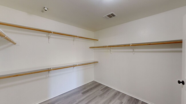 Building Photo - PRICE IMPROVEMENT IN WHITE ROCK $1,995!!!!