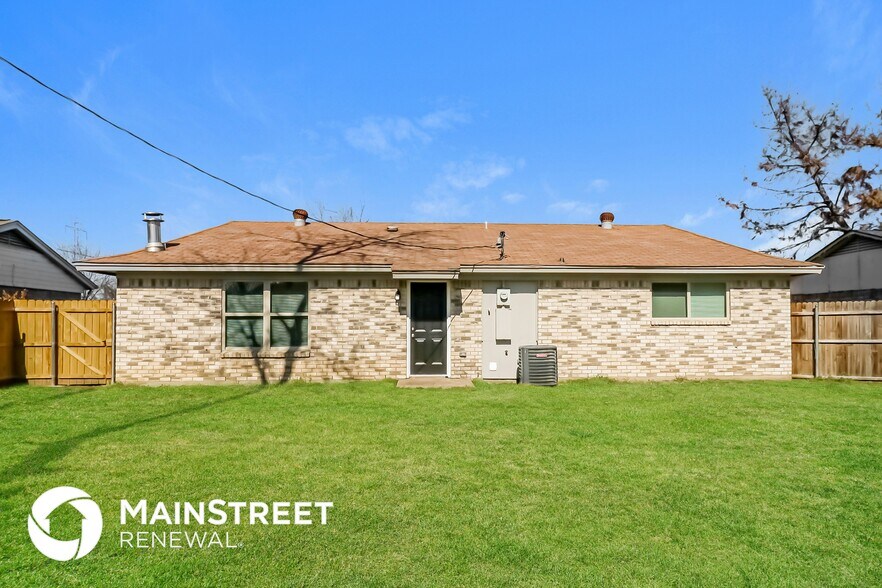 Building Photo - 3904 Royal Crest Dr