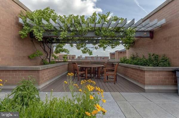 Building Photo - 616 E St NW