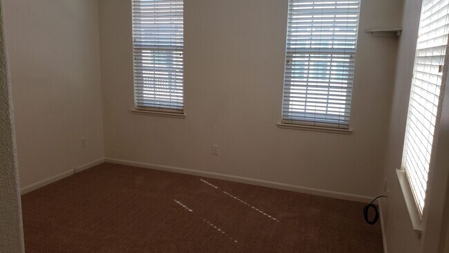 Building Photo - ONLY $2,250 PER MONTH FOR THIS SPACEIOUS 2 BEDROOM, 2 BATHROOM CONDO WITH GARAGE IN THE DAMONTE R...