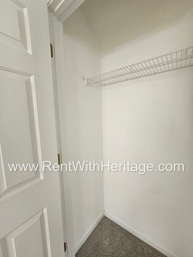Building Photo - Gorgeous 5 bedroom, 2.5 bath / Attention t...