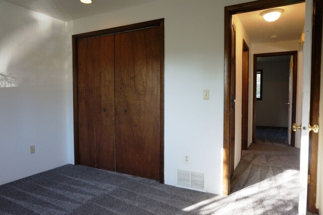 Building Photo - 948