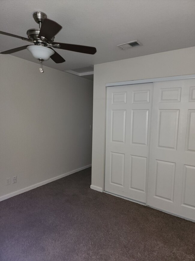 Building Photo - 3 Bedroom 2 Bath in HOA Community with Com...