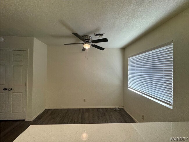 Building Photo - 2460 Lakeside Dr