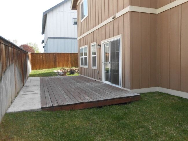 Building Photo - 1056 NE Parkview Ct