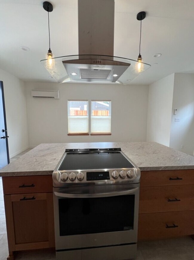 Building Photo - NEWER 3/2 Construction in Eureka! Beautifu...