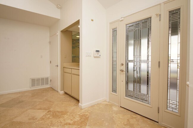 Building Photo - Bluewater Bay Townhome - 6 month lease Only