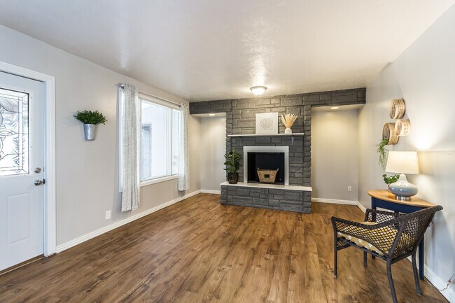 Building Photo - 1324 W Sioux St