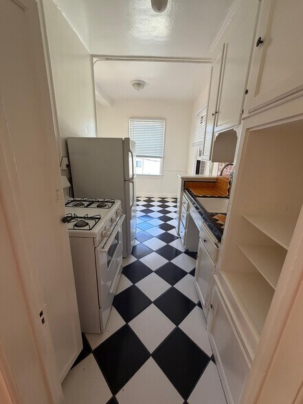 Building Photo - 318 S Kingsley Dr