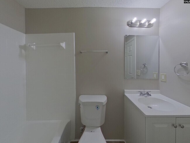 Building Photo - 201 Raintree Dr