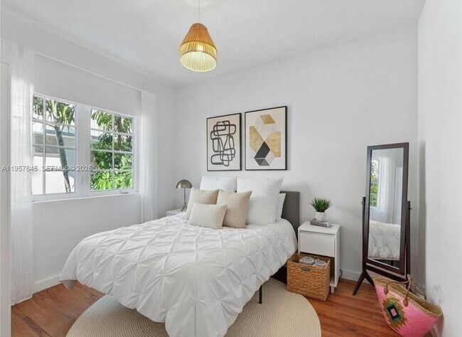 Building Photo - 727 14th Pl