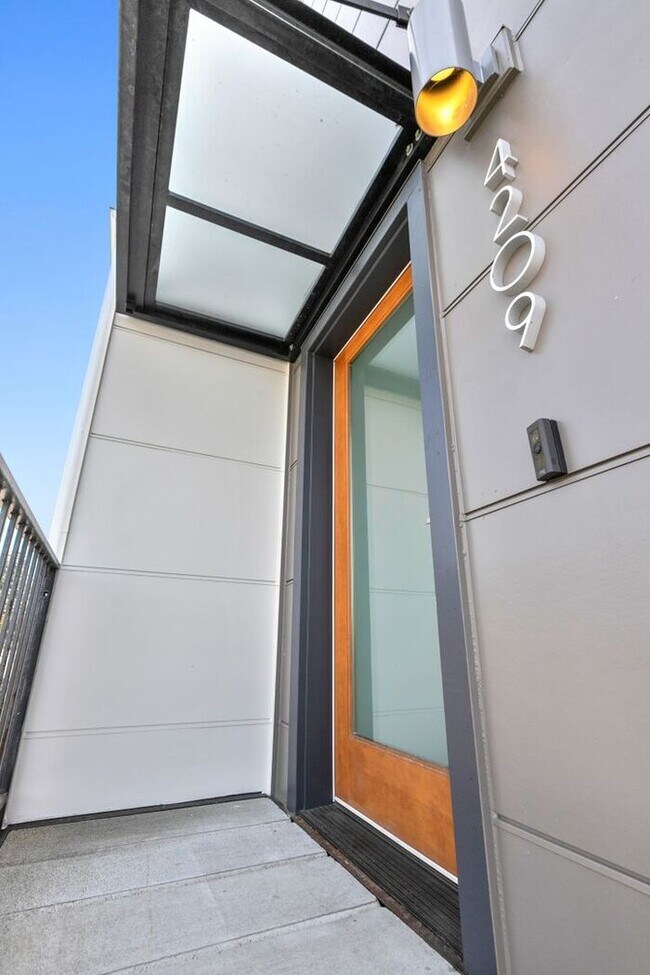 Building Photo - Stunning Modern Air-Conditioned in Coveted...