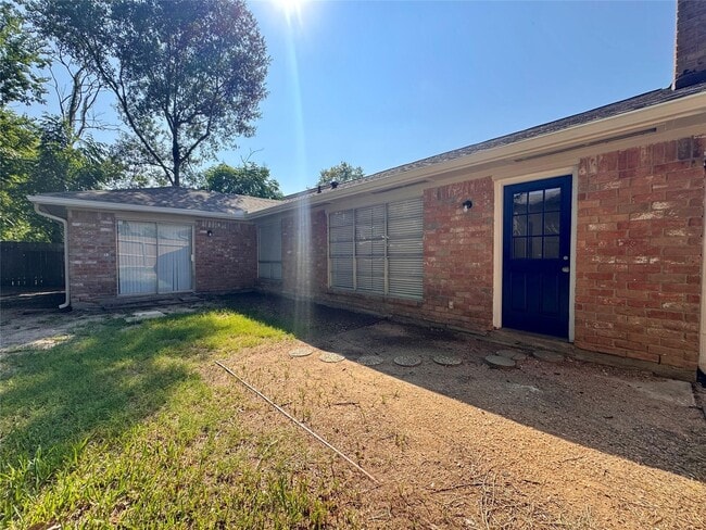 Building Photo - 2030 Mustang Springs Dr