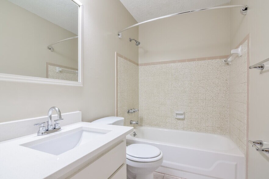 Building Photo - 2451 Glenview Dr